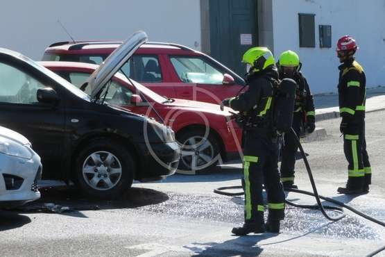 Los bomberos sofocan el incendio de un vehículo en San Juan  (Foto TA)